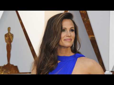 VIDEO : Jennifer Garner Looks Her Best Ever In Bright Blue Gown At 2018 Oscar Awards