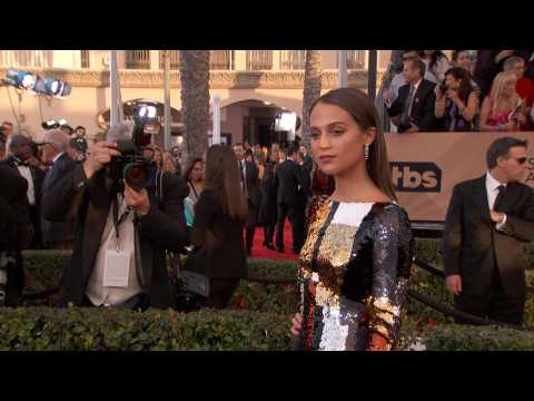 VIDEO : Alicia Vikander let her workout routine slide while doing press