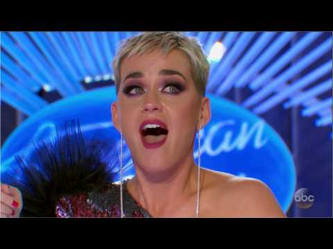 VIDEO : Katy Perry Kisses 19-Year-Old 