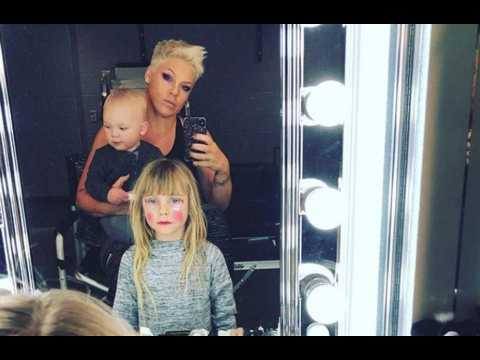 VIDEO : Pink's daughter posts her first makeup tutorial