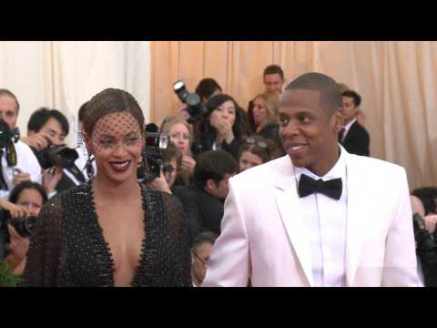 VIDEO : Beyonce and JAY-Z request gold cribs for twins to use on tour