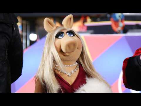 VIDEO : Miss Piggy Will Attend The Royal Wedding. She says.