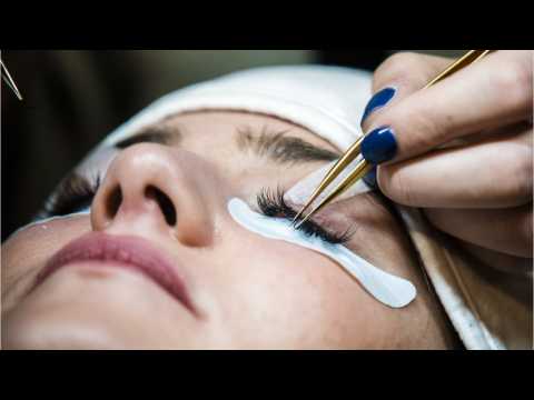 VIDEO : TV Reporter Ditches On-Camera Makeup For A Week