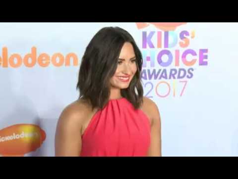 VIDEO : Lovato and Ex Valderrama Lunch Date Sparks More Rumors
