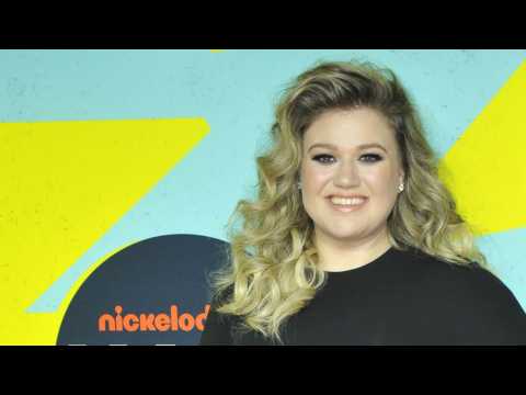 VIDEO : Kelly Clarkson Joins Coaches In 'The Voice'