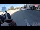 Californie : Un homme perd le contrôle de sa moto et glisse sous un camion (Vidéo)