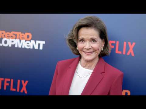 VIDEO : Jason Bateman Tries To Normalize Jessica Walter Being Harassed On TV Set