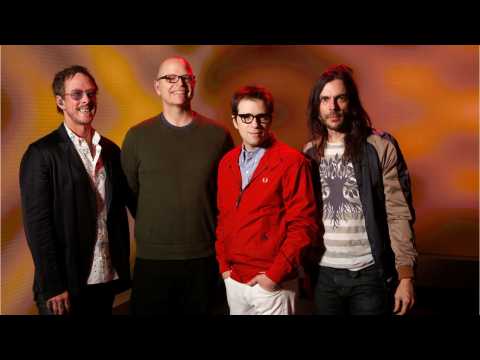 VIDEO : Weezer Finally Releases Their Cover Of Toto's 'Africa'
