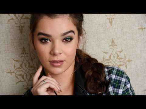 VIDEO : Hailee Steinfeld To Take On Emily Dickinson