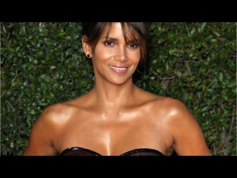 VIDEO : Are Halle Berry And Keanu Reeves Dating?