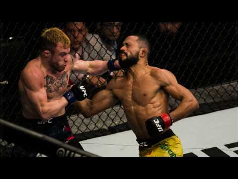 VIDEO : UFC Fighter Somehow Accidentally Knocks Himself Out