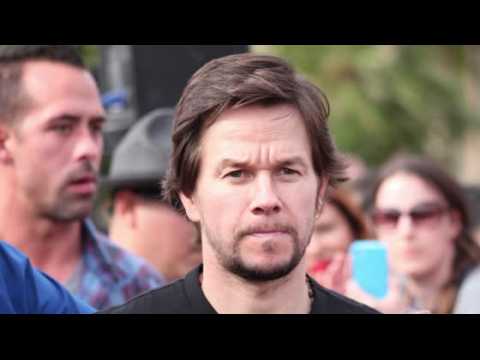 VIDEO : Mark Wahlberg's daughters get annoyed by his shirtless pictures