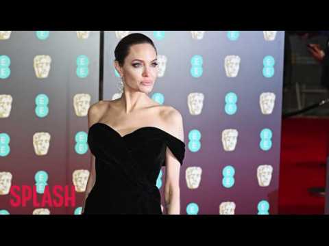 VIDEO : Angelina Jolie can't take kids out of US until divorce is settled