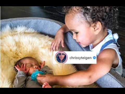 VIDEO : Chrissy Teigen partage la premire photo de ses enfants ensemble