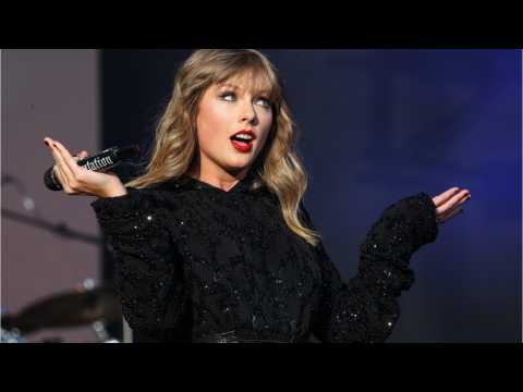 VIDEO : DJ Jokes To Taylor Swift That She Needs A Shower
