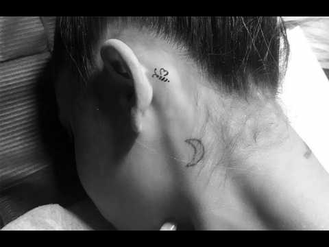 VIDEO : Ariana Grande rend hommage à Manchester avec un tatouage d'abeille