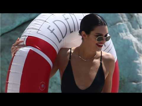 VIDEO : Kendall Jenner Body-Shamed for Her Weight and Tan Lines in Bikini Photo