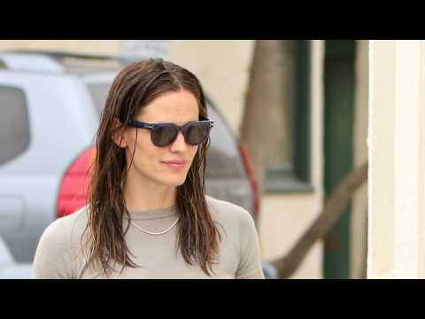 VIDEO : Jennifer Garner And Chelsea Handler Are Spotted Having A Girls Night Out