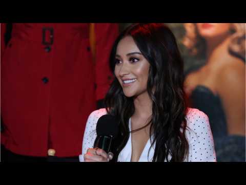 VIDEO : Shay Mitchell Has Gone Blonde With Gorgeous Highlights