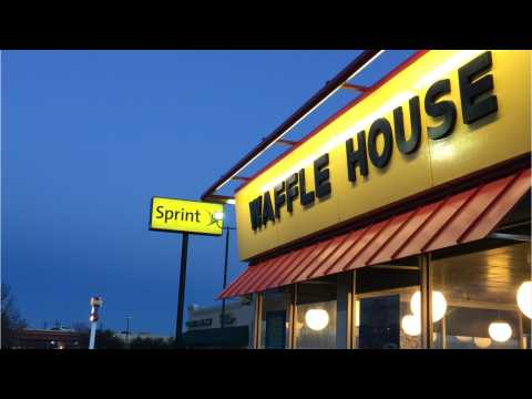 VIDEO : Donnie Wahlberg Leaves A $2,000 Tip For Waffle House Servers