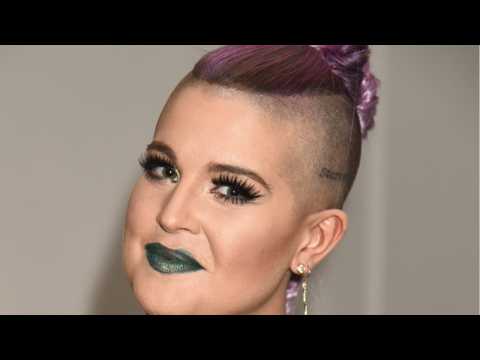 VIDEO : Kelly Osbourne Instills Hair Confidence