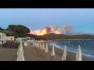 Au-dessus d'une plage de Ramatuelle, les flammes redoublent de puissance