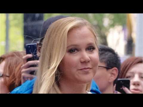 VIDEO : How Does Amy Schumer Feel About Anne Hathaway 'Barbie' Swap?