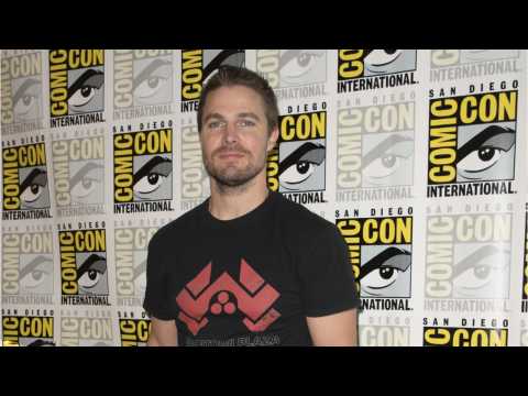 VIDEO : Stephen Amell Gave A Fan A Special Gift At Comic-Con
