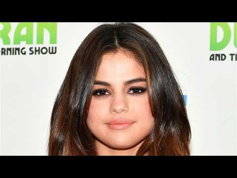 VIDEO : Selena Gomez Gets Strangely Sexy