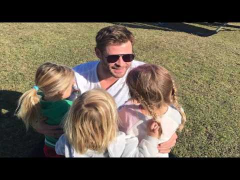 VIDEO : Chris Hemsworth vuelve a casa con su familia