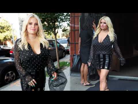 VIDEO : Jessica Simpson Wears Another Strange Outfit