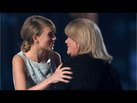 VIDEO : Taylor Swift's Mom Tearfully Testifies At Groping Trial