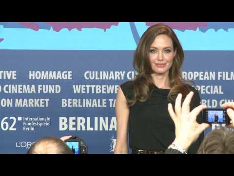 VIDEO : Angeline Jolie puts divorce on hold