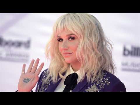 VIDEO : Kesha Performs 'Praying' On 'The Tonight Show'