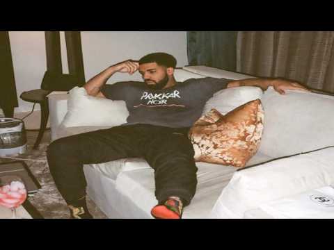 VIDEO : Drake lanza un mensaje a Rihanna a travs de sus calcetines