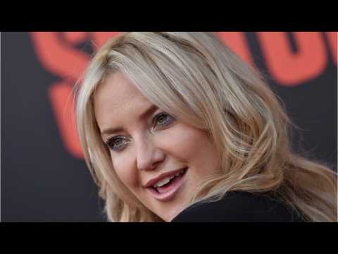 VIDEO : Kate Hudson Covers Her Buzz Cut With a Blonde Wig