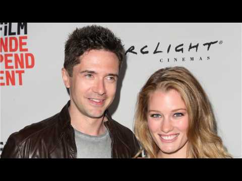 VIDEO : Topher Grace's Wife Confirms Her First Pregnancy