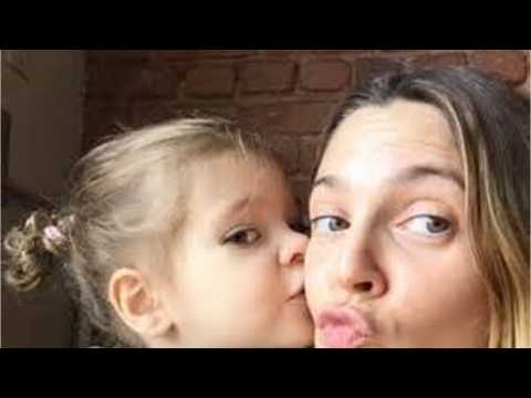 VIDEO : Drew Barrymore And Daughter Twinning In Foils