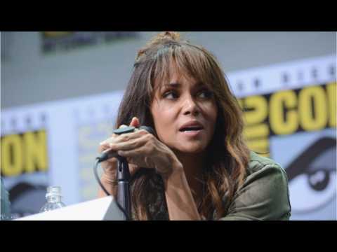 VIDEO : Halle Berry Challenges Channing Tatum's Wife To Whiskey-Drinking Dare