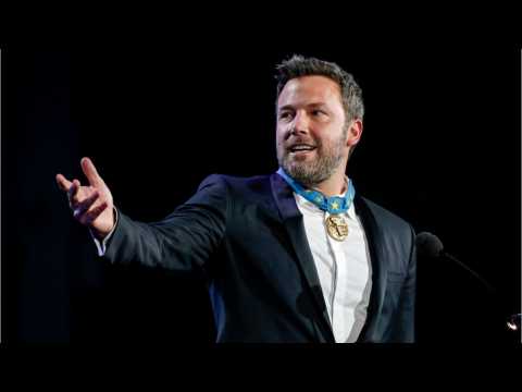 VIDEO : Ben Affleck Shows Up Solo At Charity Gala