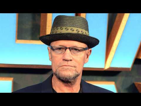 VIDEO : Michael Rooker Keeps His iPhone In A Mary Poppins Case