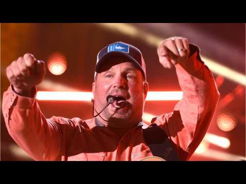 VIDEO : Fans Get Engaged At Garth Brooks Concert: Singer Offers Them Free Honeymoon