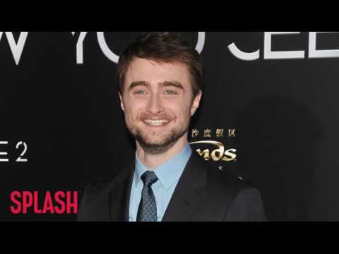 VIDEO : Daniel Radcliffe Helps Robbery and Slashing Victim in London
