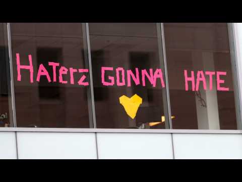VIDEO : Across the Street from Taylor Swift's Trial, Fans Show Support with Post-It Notes