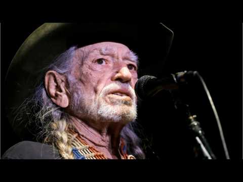 VIDEO : Willie Nelson Forced To Cut Concert Short Due To Breathing Problems