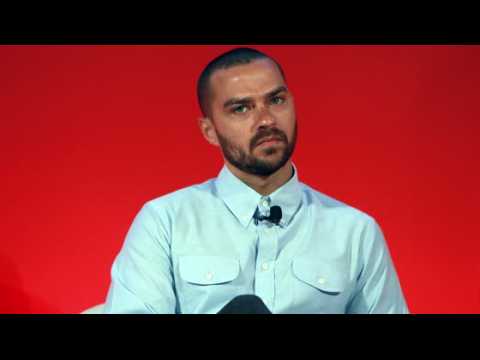 VIDEO : Jesse Williams Doesn't Stand for the National Anthem