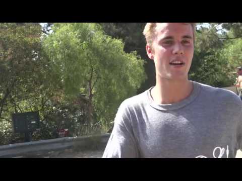 VIDEO : Justin Bieber Talks Mayweather Vs. McGregor, KOs Us With Kindness | Splash News TV