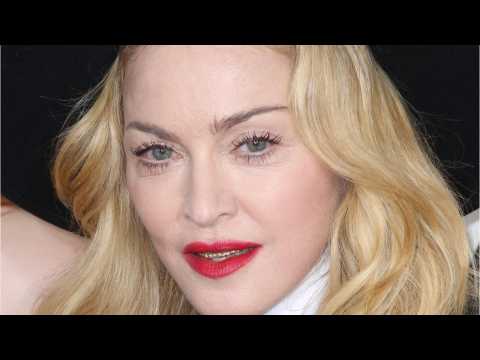 VIDEO : Madonna Makes Surprise Appearance At DiCaprio's Charity Auction