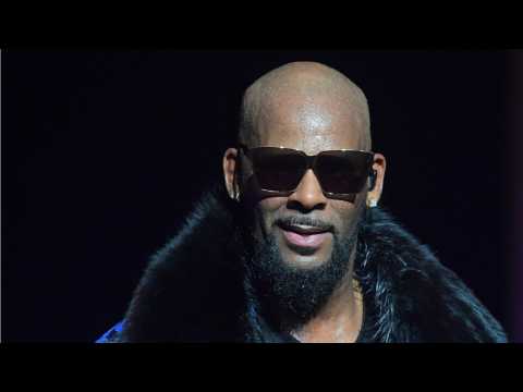 VIDEO : R. Kelly Continues On With Show Despite Accusations