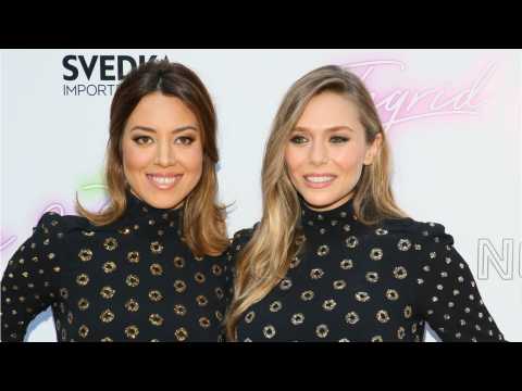 VIDEO : Aubrey Plaza and Elizabeth Olsen Wear Matching Dresses to 'Ingrid Goes West'
